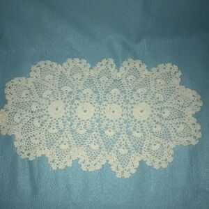 Dainties handmade lace crocheted oval shaped doily 100% cotton vintage 12X18 NWT